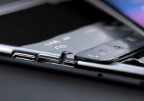 三星W999s的D卡槽在手机哪个位置？怎么打开？