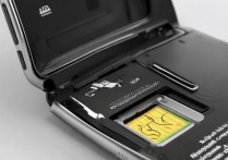 三星翻盖智能手机卡怎么装，三星手机卡槽安装教程