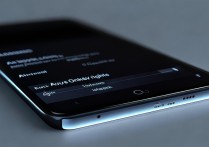 三星A8如何设置左右按键指示灯常亮？