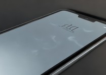 苹果4s时间显示在屏幕下方怎么调到上面？