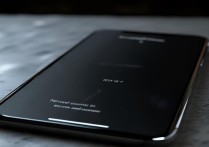 苹果手机偶尔黑屏一下，是什么原因导致的呢？