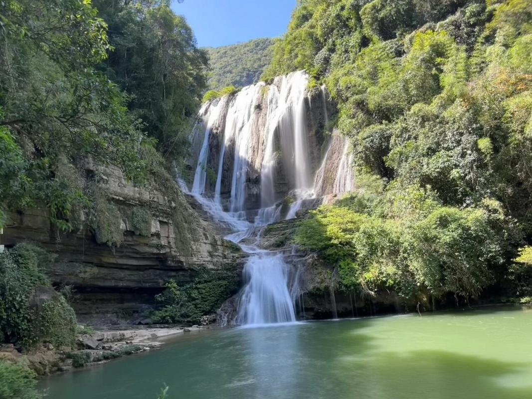 环江牛角寨瀑布群风景区-图1