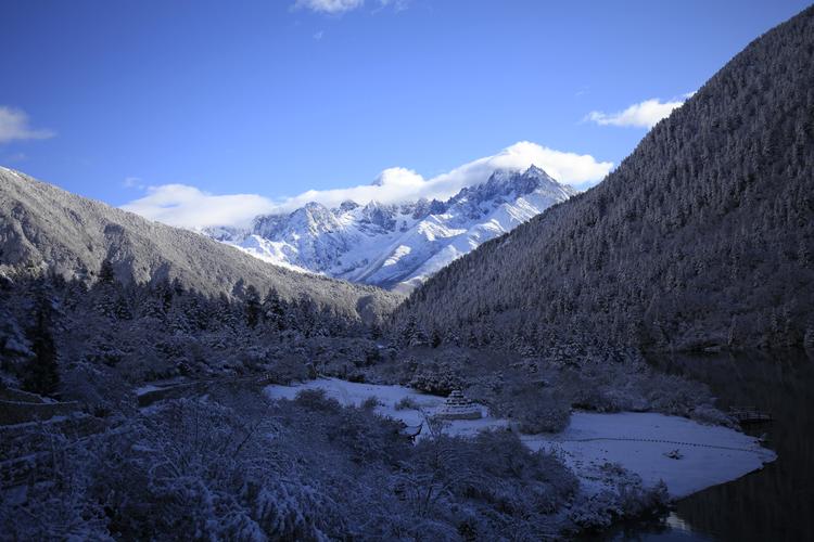 有雪的风景区-图1