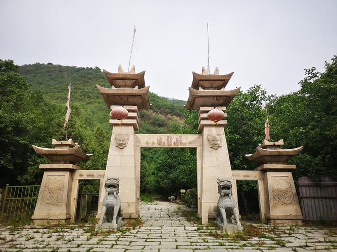 鳞龙山自然风景区-图1