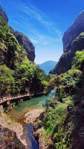 彭州卧龙谷风景区-图1