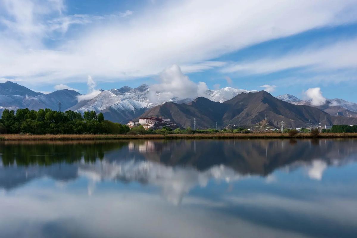 拉萨的风景区-图1