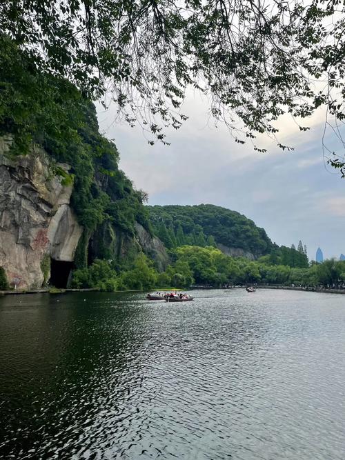 绍兴东湖旅游攻略，如何玩转这片美丽的湖泊？-图1