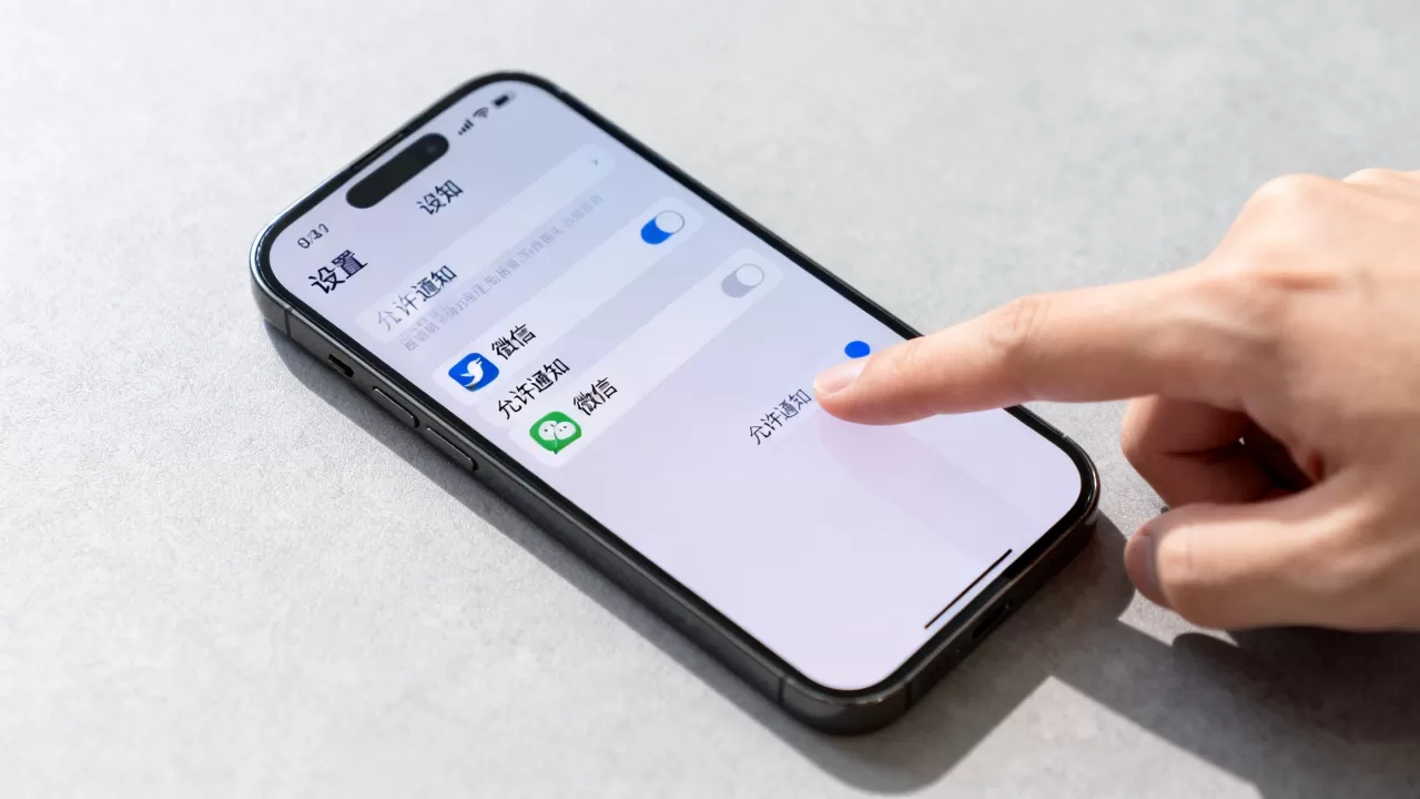 iphone怎么设置来微信消息，iphone微信通知设置