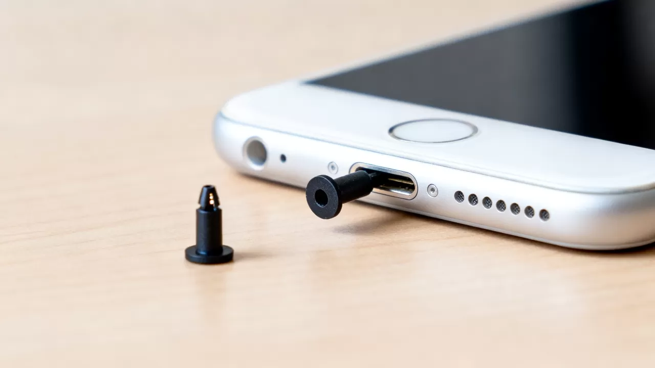 iphone6怎么使用防尘塞，苹果6手机防尘塞安装方法